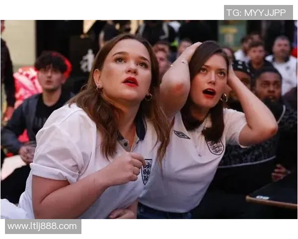 当红足球巨星深夜现身酒吧引发热议球迷纷纷猜测背后真相