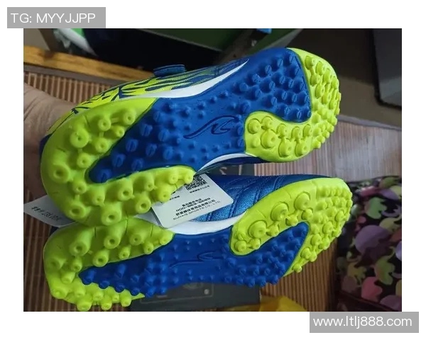 球星穿搭的秘密武器 碎钉足球鞋如何助力赛场表现