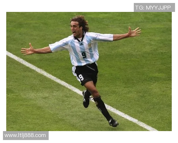 足坛传奇巨星的辉煌历程与影响力全景解读